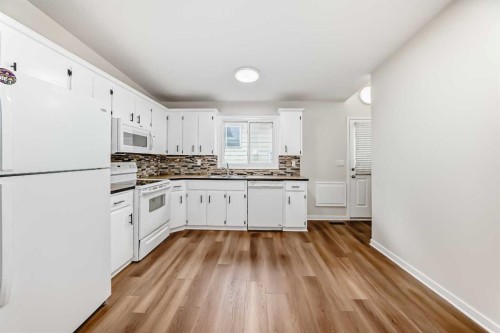 6525 58 Street Nw, Calgary, AB - Indoor Photo Showing Kitchen
