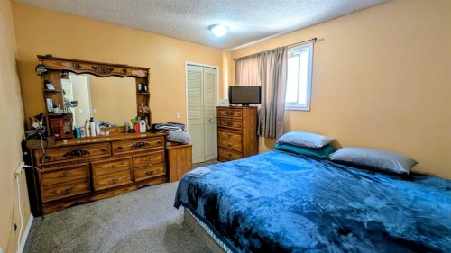 430 Pinehill Road Ne, Calgary, AB - Indoor Photo Showing Bedroom