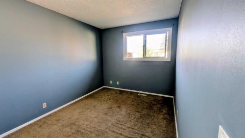 430 Pinehill Road Ne, Calgary, AB - Indoor Photo Showing Other Room