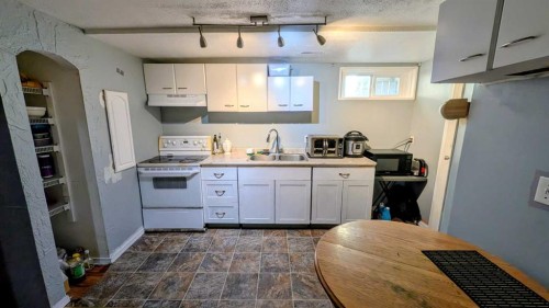 430 Pinehill Road Ne, Calgary, AB - Indoor Photo Showing Kitchen