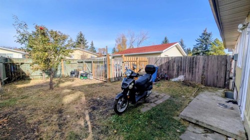 430 Pinehill Road Ne, Calgary, AB - Outdoor With Exterior