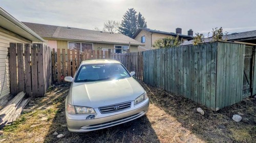 430 Pinehill Road Ne, Calgary, AB - Outdoor