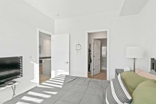 2204-80 Greenbriar Place Nw, Calgary, AB - Indoor Photo Showing Bedroom