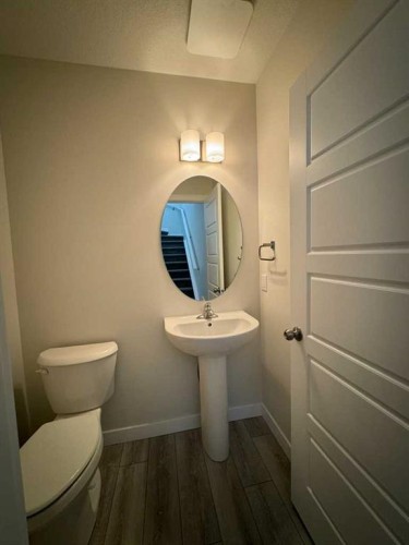 150 Edith Green Nw, Calgary, AB - Indoor Photo Showing Bathroom