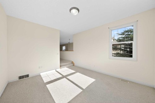 320 Everbrook Way Sw, Calgary, AB - Indoor Photo Showing Other Room