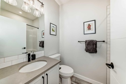 158 Les Jardins Park Se, Calgary, AB - Indoor Photo Showing Bathroom
