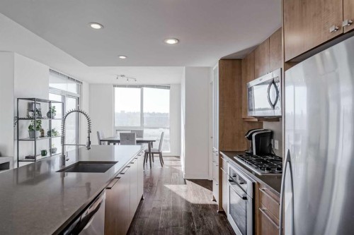 706-1118 12 Avenue Sw, Calgary, AB - Indoor Photo Showing Kitchen With Upgraded Kitchen