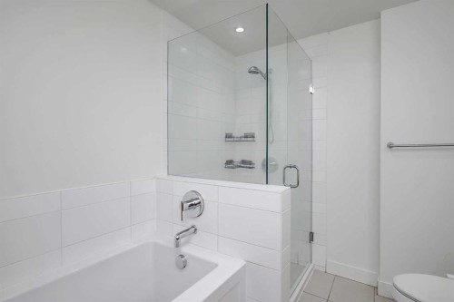 706-1118 12 Avenue Sw, Calgary, AB - Indoor Photo Showing Bathroom