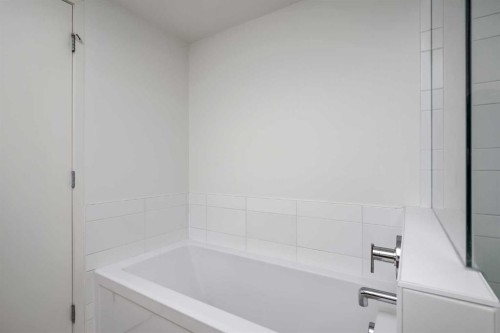 706-1118 12 Avenue Sw, Calgary, AB - Indoor Photo Showing Bathroom