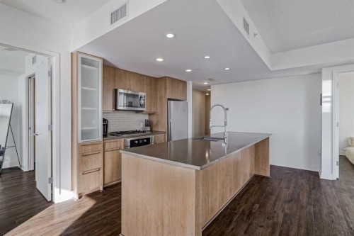 706-1118 12 Avenue Sw, Calgary, AB - Indoor Photo Showing Kitchen With Upgraded Kitchen