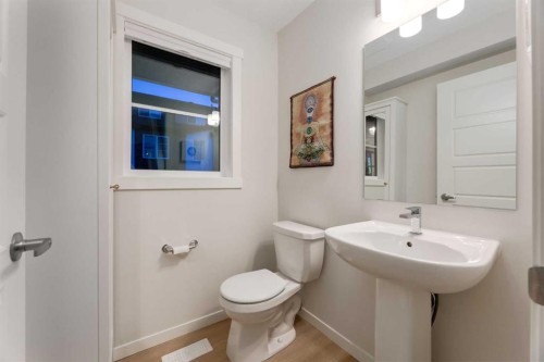 605-474 Seton Circle Se, Calgary, AB - Indoor Photo Showing Bathroom