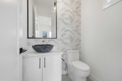 2412 29 Avenue Sw, Calgary, AB - Indoor Photo Showing Bathroom