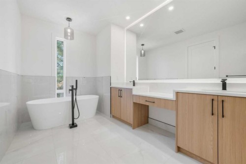 2412 29 Avenue Sw, Calgary, AB - Indoor Photo Showing Bathroom