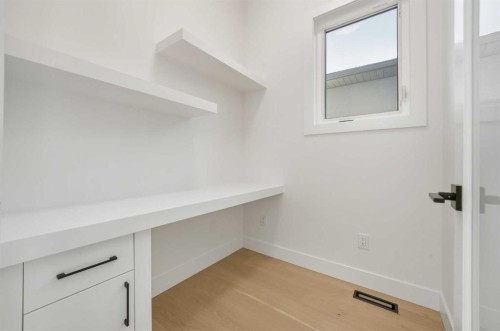 2412 29 Avenue Sw, Calgary, AB - Indoor