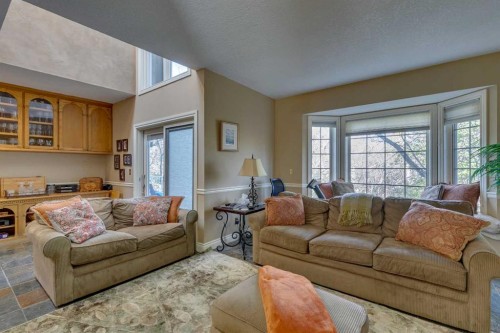 1302 Frontenac Avenue Sw, Calgary, AB - Indoor Photo Showing Living Room