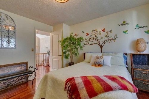 1302 Frontenac Avenue Sw, Calgary, AB - Indoor Photo Showing Bedroom
