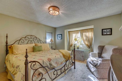 1302 Frontenac Avenue Sw, Calgary, AB - Indoor Photo Showing Bedroom