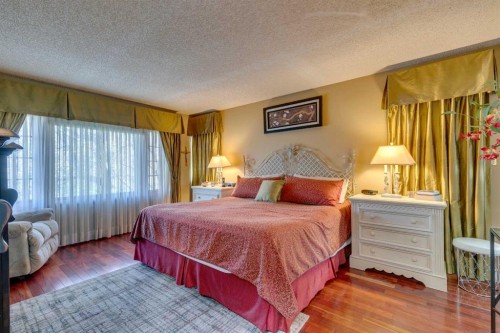 1302 Frontenac Avenue Sw, Calgary, AB - Indoor Photo Showing Bedroom