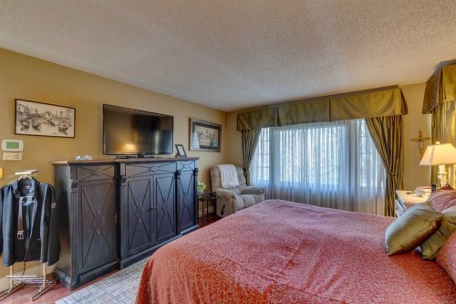 1302 Frontenac Avenue Sw, Calgary, AB - Indoor Photo Showing Bedroom