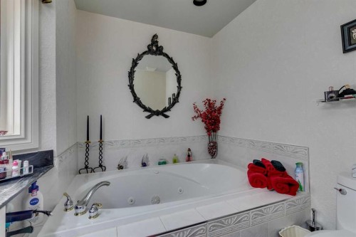 1302 Frontenac Avenue Sw, Calgary, AB - Indoor Photo Showing Bathroom