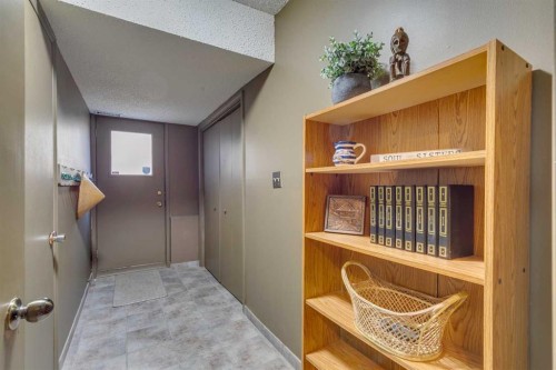 1302 Frontenac Avenue Sw, Calgary, AB - Indoor Photo Showing Other Room