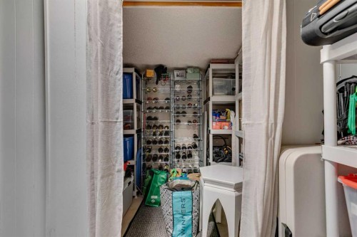 1302 Frontenac Avenue Sw, Calgary, AB - Indoor Photo Showing Laundry Room