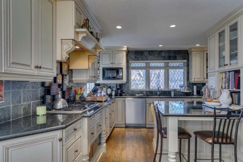 1302 Frontenac Avenue Sw, Calgary, AB - Indoor Photo Showing Kitchen