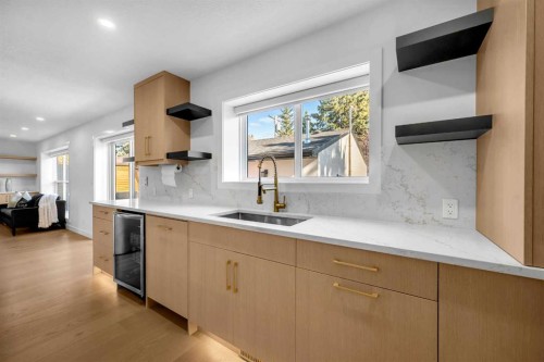 4239 Vauxhall Crescent Nw, Calgary, AB - Indoor Photo Showing Kitchen