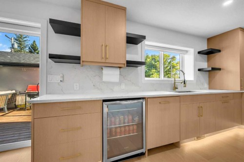 4239 Vauxhall Crescent Nw, Calgary, AB - Indoor Photo Showing Kitchen