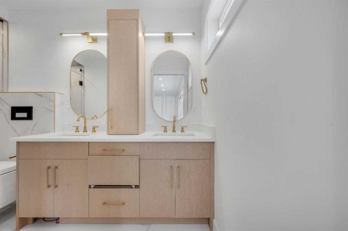 4239 Vauxhall Crescent Nw, Calgary, AB - Indoor Photo Showing Bathroom