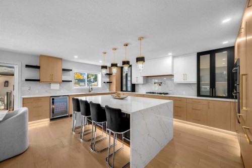 4239 Vauxhall Crescent Nw, Calgary, AB - Indoor Photo Showing Kitchen With Upgraded Kitchen