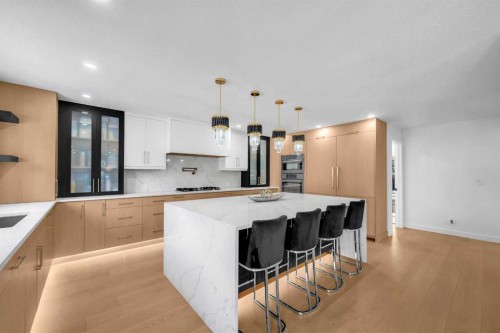 4239 Vauxhall Crescent Nw, Calgary, AB - Indoor Photo Showing Kitchen With Upgraded Kitchen