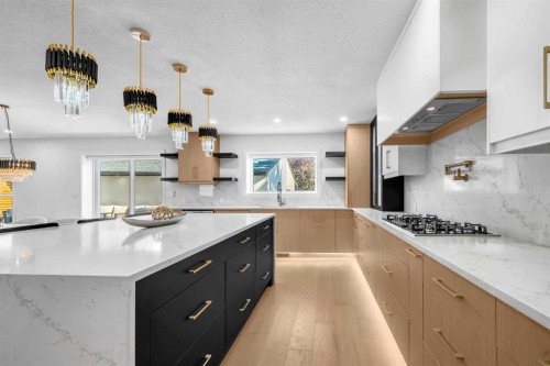 4239 Vauxhall Crescent Nw, Calgary, AB - Indoor Photo Showing Kitchen With Upgraded Kitchen