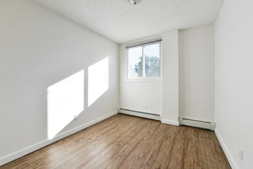 204-2220 16A Street Sw, Calgary, AB - Indoor Photo Showing Other Room