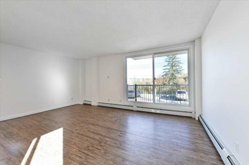 204-2220 16A Street Sw, Calgary, AB - Indoor Photo Showing Other Room
