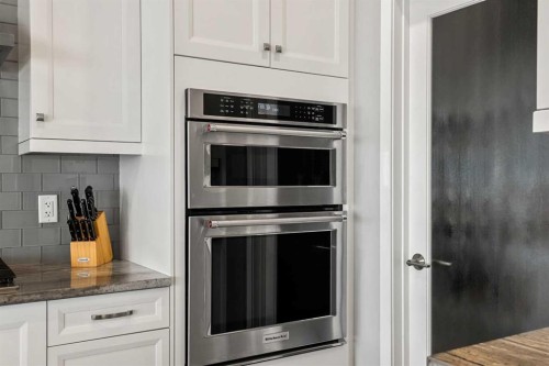 212 Magnolia Heath Se, Calgary, AB - Indoor Photo Showing Kitchen