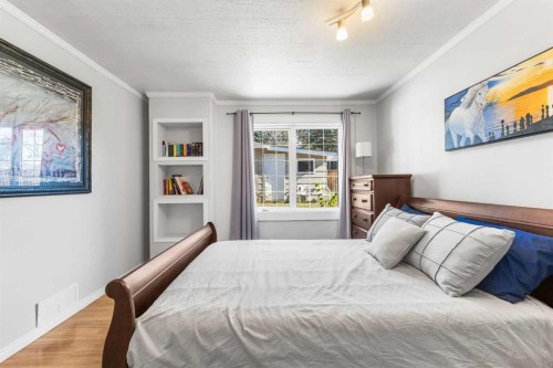 1036 17 Street Ne, Calgary, AB - Indoor Photo Showing Bedroom