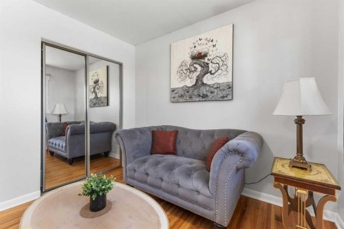 1036 17 Street Ne, Calgary, AB - Indoor Photo Showing Living Room