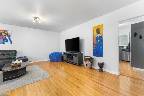 1036 17 Street Ne, Calgary, AB - Indoor Photo Showing Living Room
