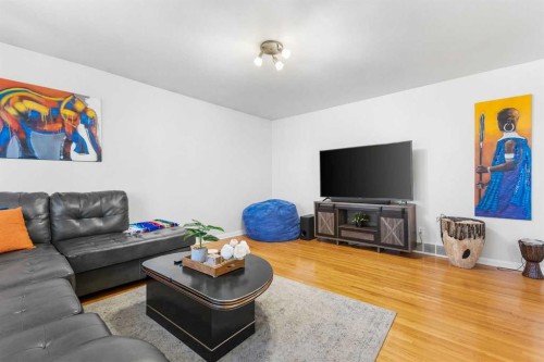 1036 17 Street Ne, Calgary, AB - Indoor Photo Showing Living Room
