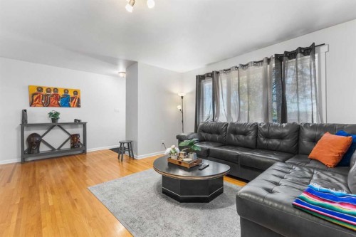 1036 17 Street Ne, Calgary, AB - Indoor Photo Showing Living Room