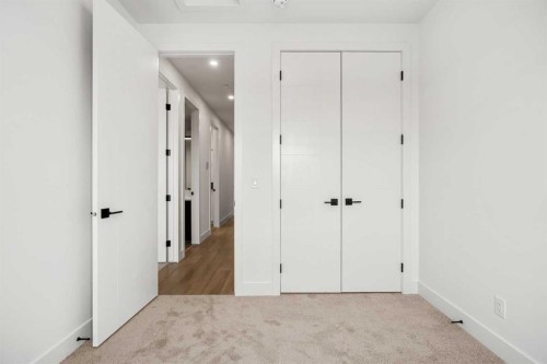 16 Greenwich Heath Nw, Calgary, AB - Indoor Photo Showing Other Room
