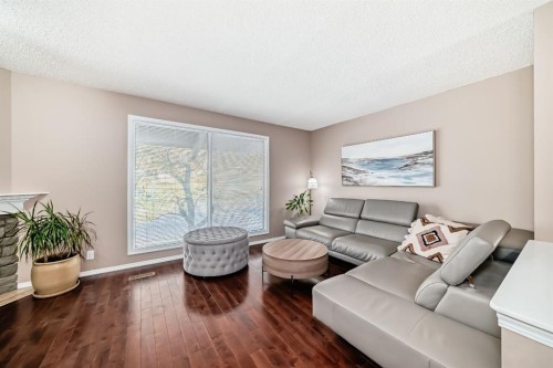 8432 Berkley Road Nw, Calgary, AB - Indoor Photo Showing Living Room