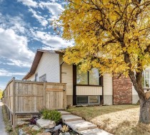 8432 Berkley Road NW Calgary, AB T3K 1B4