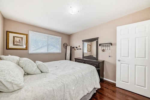 8432 Berkley Road Nw, Calgary, AB - Indoor Photo Showing Bedroom