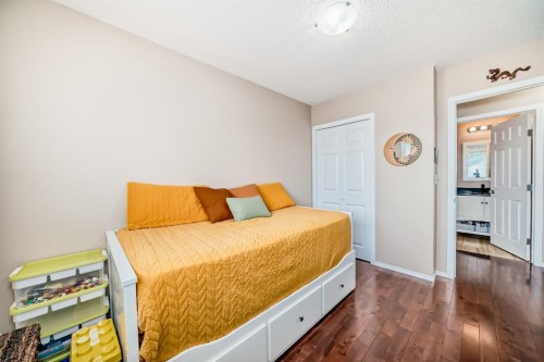 8432 Berkley Road Nw, Calgary, AB - Indoor Photo Showing Bedroom