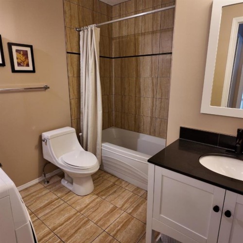 8432 Berkley Road Nw, Calgary, AB - Indoor Photo Showing Bathroom