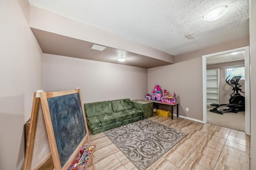 8432 Berkley Road Nw, Calgary, AB - Indoor Photo Showing Other Room