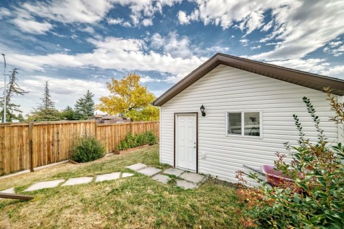 8432 Berkley Road Nw, Calgary, AB - Outdoor
