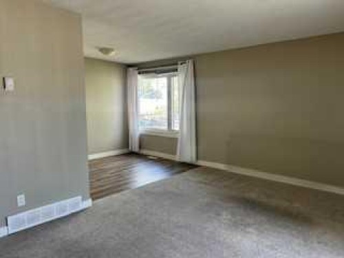 1123 Mckinnon Drive Ne, Calgary, AB - Indoor Photo Showing Other Room